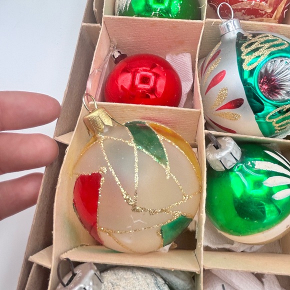 Vintage Glass Christmas Ornaments Set of 12 in Original Box Red Green - Picture 6 of 10